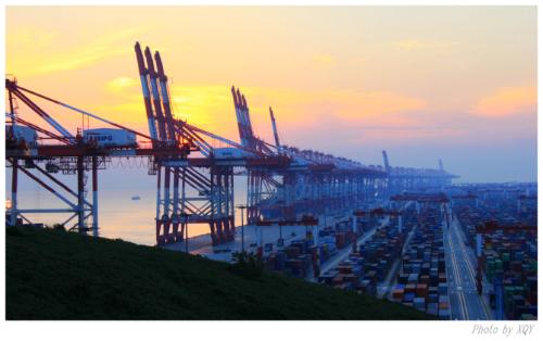 上海国际航运中心软硬件同时推进