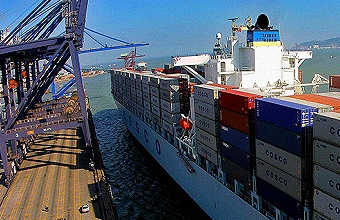 国际货运会根据不同的货物类型和特点选择合适的船舶