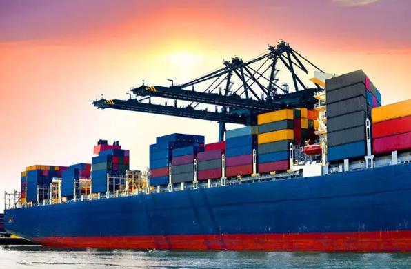 货代公司通过提供一系列的物流服务帮助企业顺利完成跨国贸易