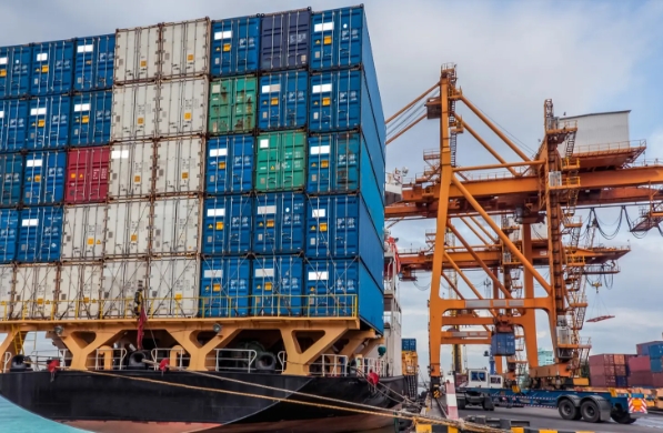 在新的历史起点上，国际货运代理将继续发挥其重要作用