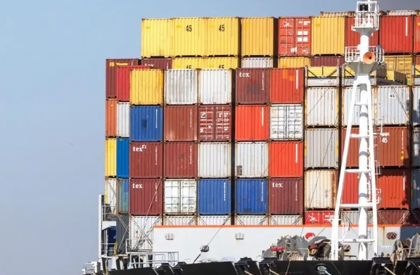 在全球经济一体化的背景下，上海国际物流的重要地位愈发凸显