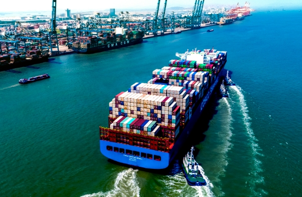 海运货代是国际贸易中不可或缺的一环，其地位正面临前所未有的变革