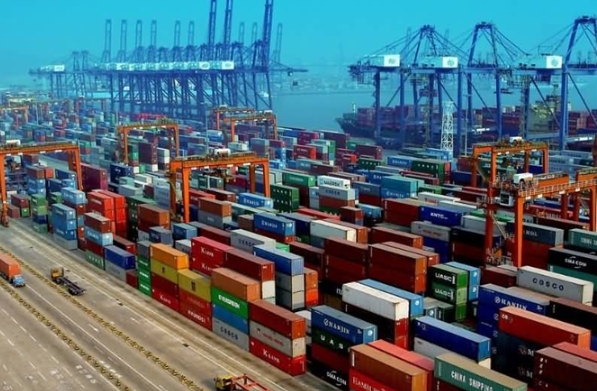 泰国拥有广袤的热带雨林，这些自然环境为物流运输带来了诸多挑战