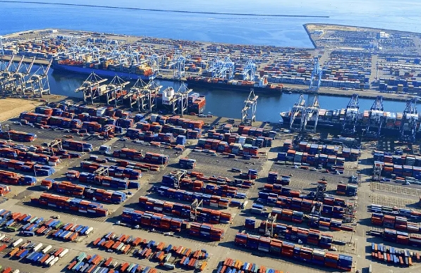 随着全球贸易的不断发展，货运代理行业也面临着新的挑战和机遇