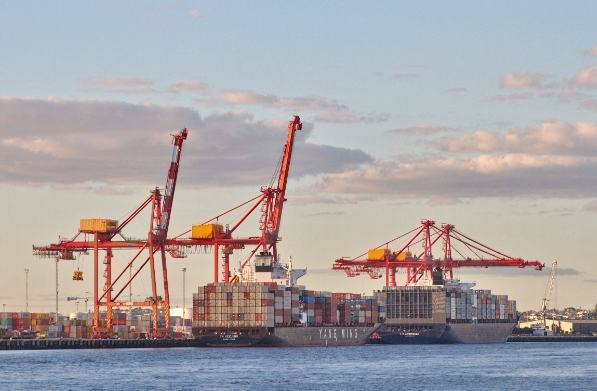 国际海运已形成了庞大的运输网络，各类船只穿梭于全球各大洋和海峡