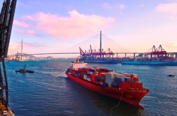 随着科技的进步，国际海运行业正面临着前所未有的变革与机遇