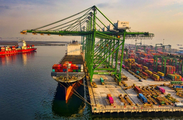 国际物流以其独特的魅力与复杂性，编织着一张连接世界的网络