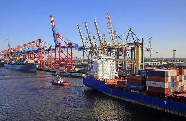 在全球化浪潮推动下，国际海运作为连接世界的桥梁其重要性不言而喻