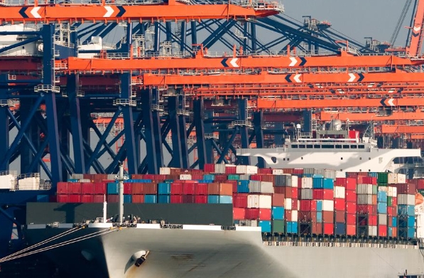 随着全球化的深入发展，国际物流将继续促进经济繁荣