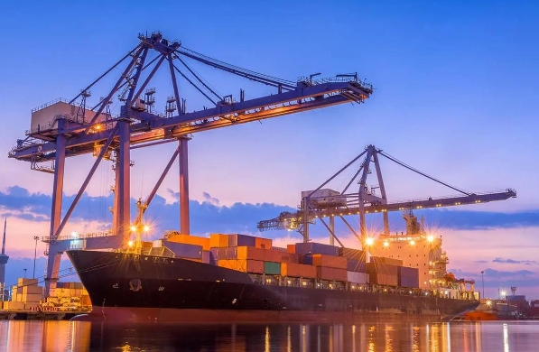 国际物流行业需要不断发展，为全球经济的繁荣做出更大的贡献