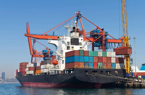 在全球经济一体化的浪潮中，海运物流公司如同海上的“动脉”