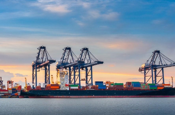 海外运输公司作为连接世界的桥梁，在全球化进程中发挥着重要作用